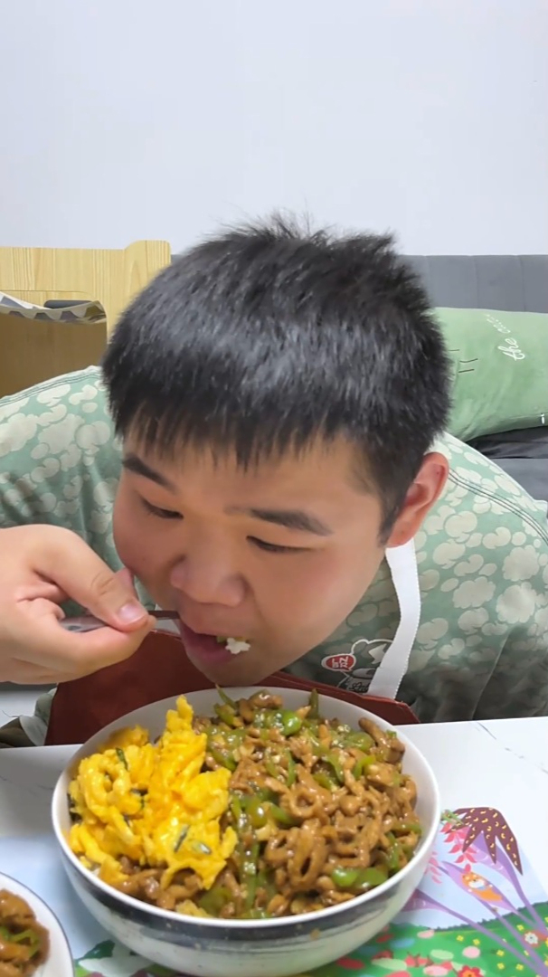 碳水DNA觉醒时间到!青椒肉丝这么吃,米饭都得焖个三锅