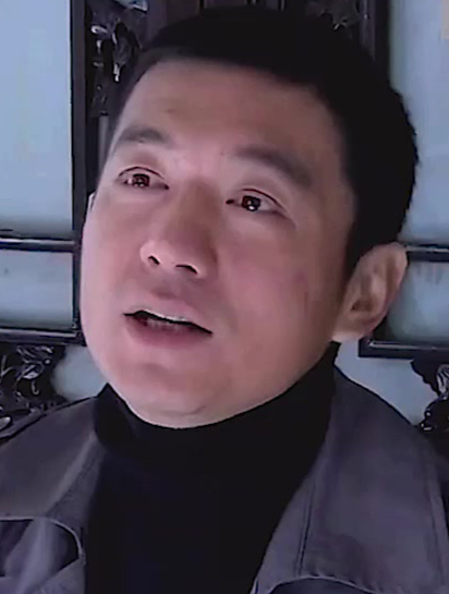 高智商的男人从地摊上买了两颗鸡心核桃