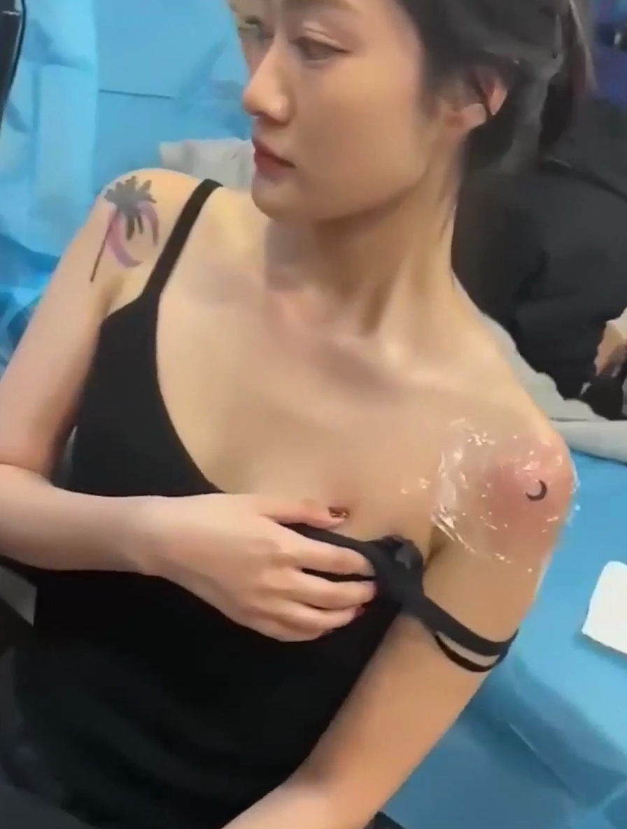 漂亮的小姐姐体验纹身,在肩膀纹了个小月亮!