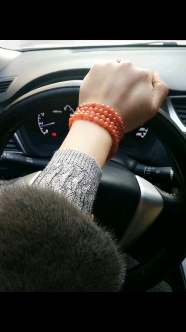 单打方向一路前行证明的是能力,喝着奶茶美美的坐在副驾,体会的是幸福