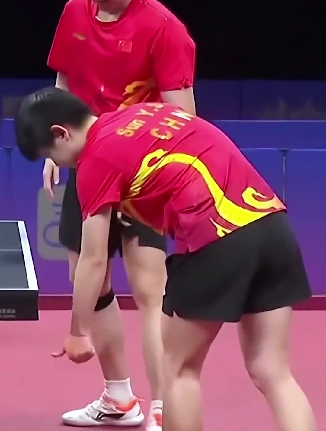 莎头组合的发球手势太帅了,这是什么暗语,伸出大拇指是不是点赞