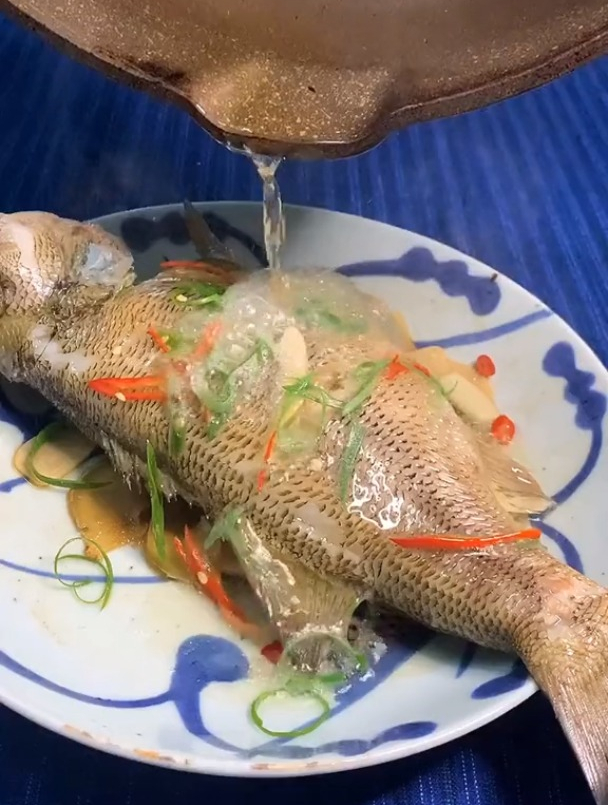 清蒸鲈鱼这个做法简单又美味