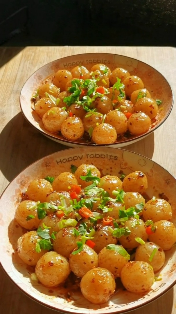 甘肃盛产土豆,也几乎人人爱吃土豆,所以有了各种吃法。这个是美味洋芋丸子的详细做法