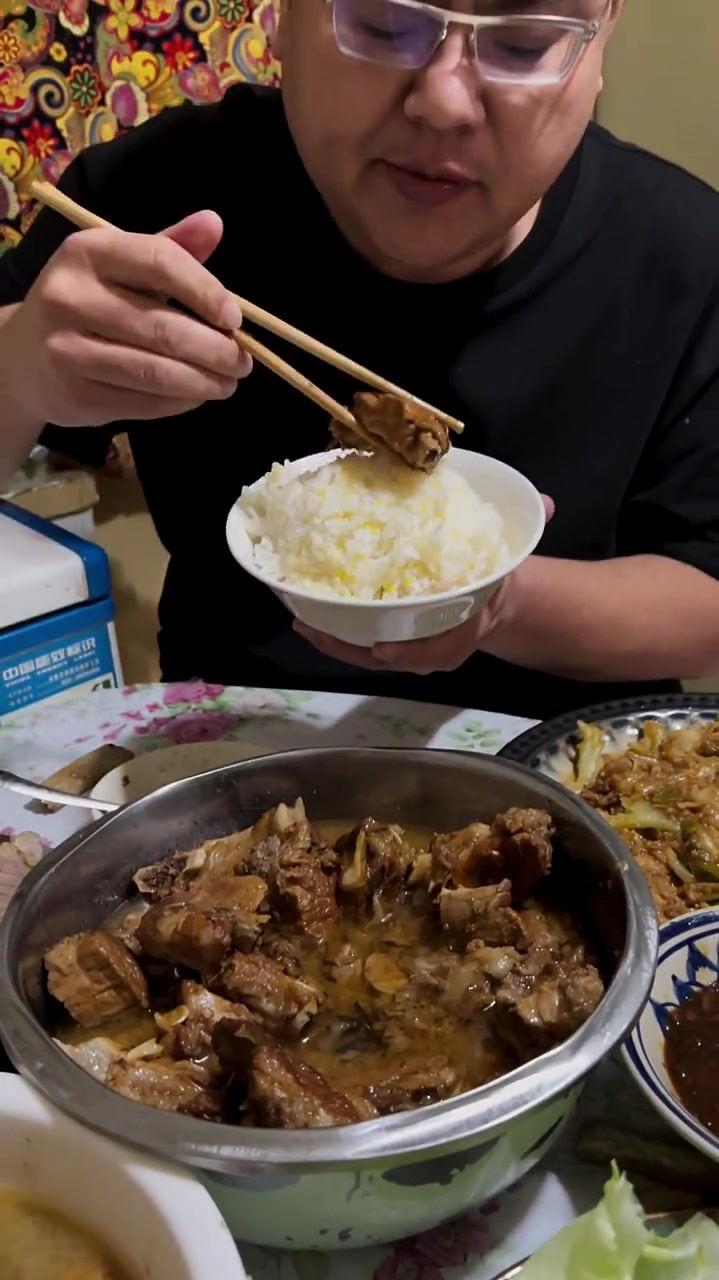北京大哥喜欢吃米饭,有这样的下饭菜,这顿饭看样又不减肥了