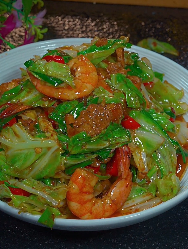 这道干锅手撕包菜,做法简单饭方便,好吃又下饭