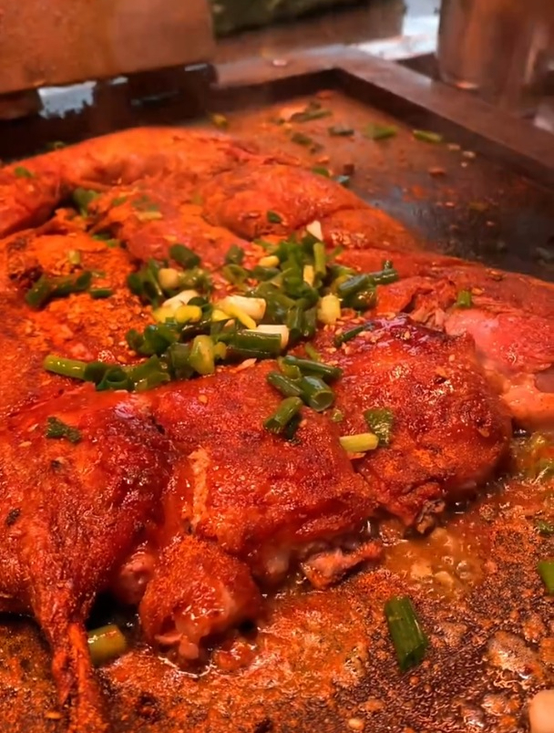 铁板烤鸭美味佳肴,皮脆肉嫩