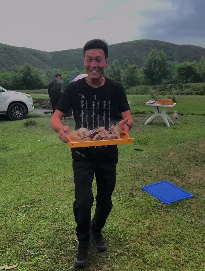 到了草原必须得吃手扒肉