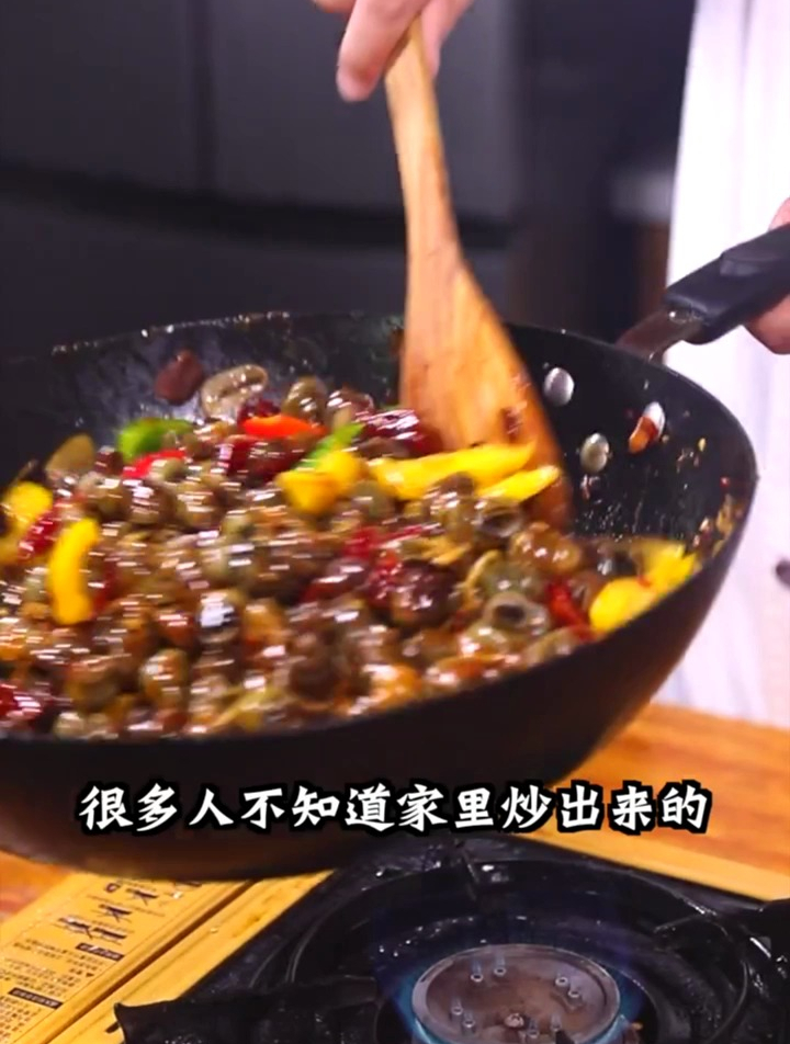 又到了嗦螺配上冰啤酒的季节,炒份家常版的爆炒田螺送给大家!