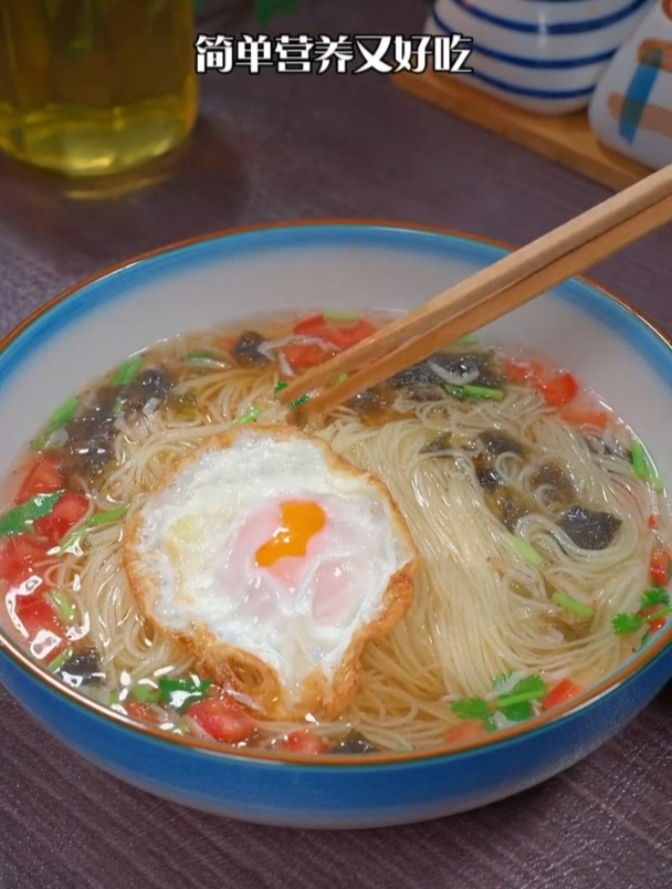 天气越来越热 你就做一碗清汤面 简单营养又美味