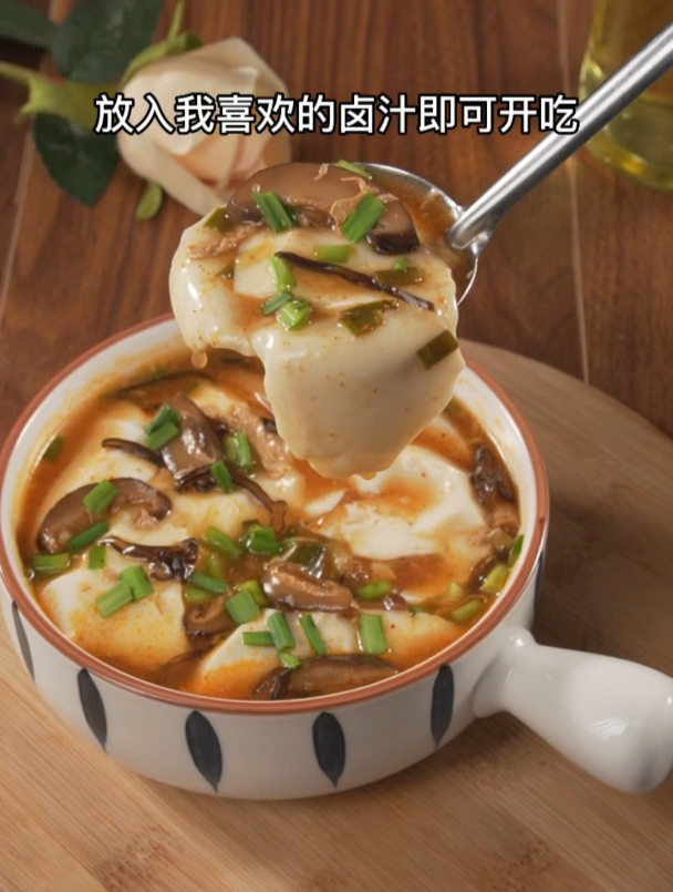 豆腐脑直接加入咸香卤汁,即可开吃。豆腐脑 自制美食 自制豆腐
