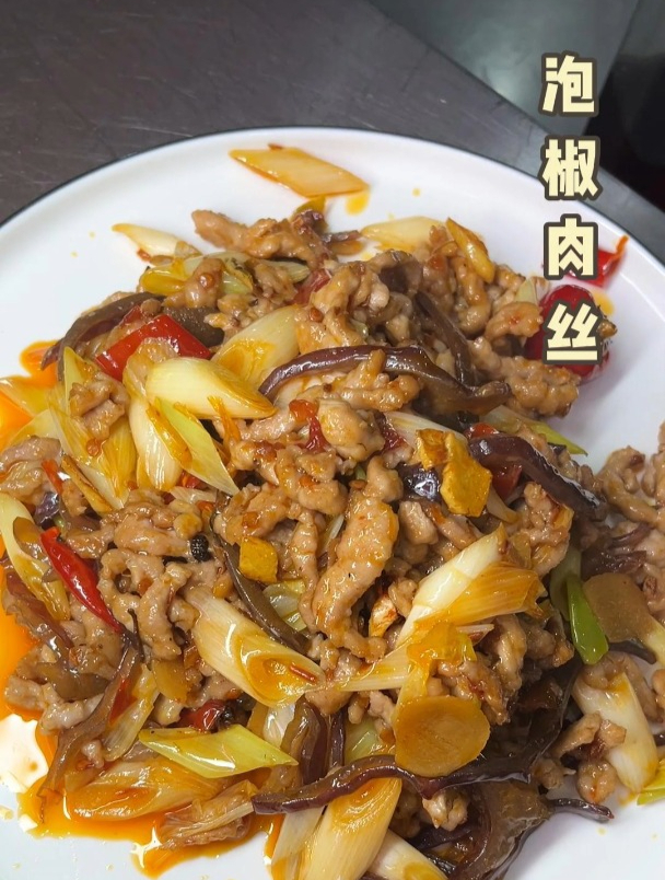 来快速炒个家常菜,超下饭的泡椒肉丝!
