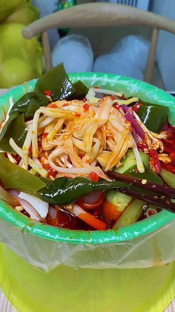 这家凉拌菜真的好吃!我特别喜欢吃凉拌黄花菜还有凉拌猪皮