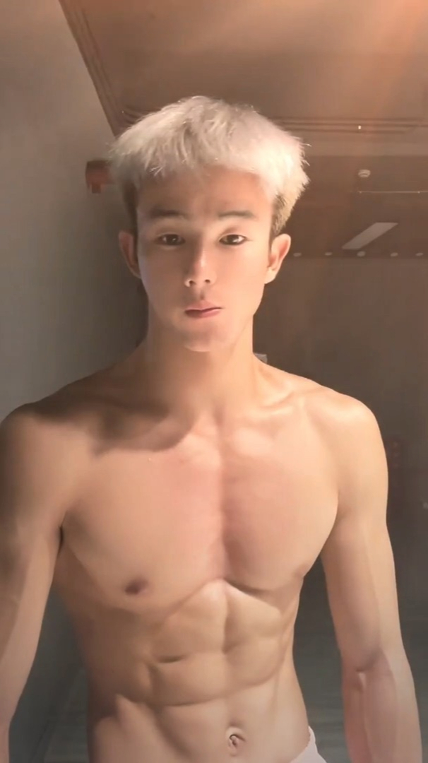 爱好健身和运动的肌肉小狼狗,八块腹肌宛如搓衣板,你更喜欢谁?