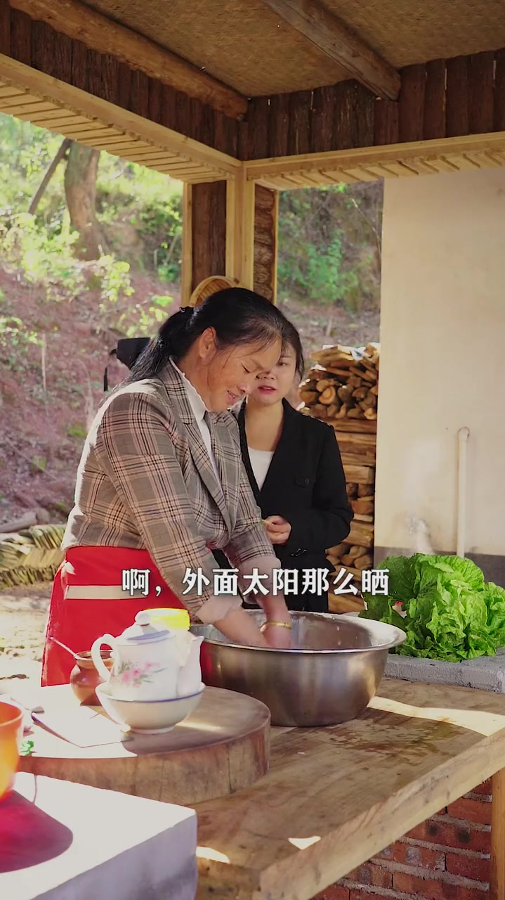 今天做点不一样的赣南特色美食酸菜炒大肠给珊珊尝尝简单入味