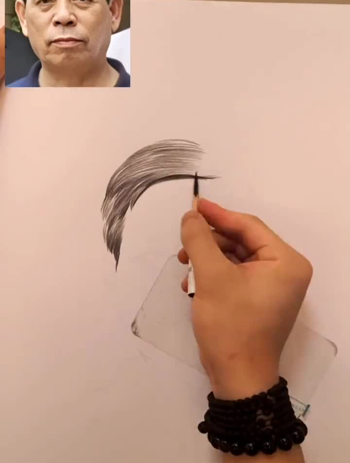 达子手绘。这是一位孝顺女儿给自己父亲定制的肖像画