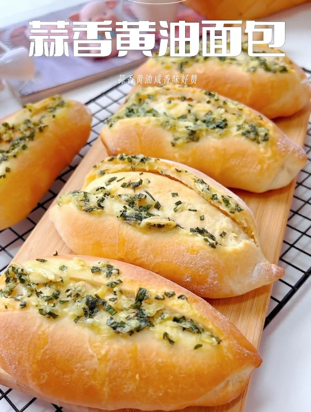 口感咸香丰富软呼呼超好吃的「蒜香黄油面包」做法超简单～