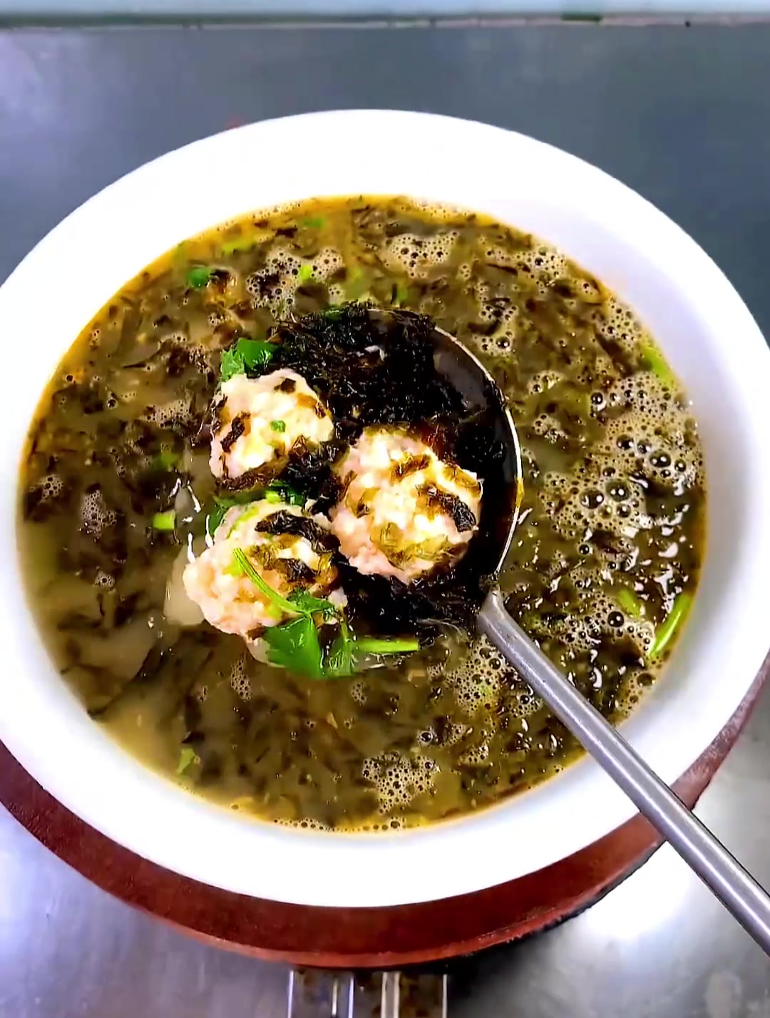 现在虾便宜了,买点做道虾丸紫菜汤,鲜甜可口