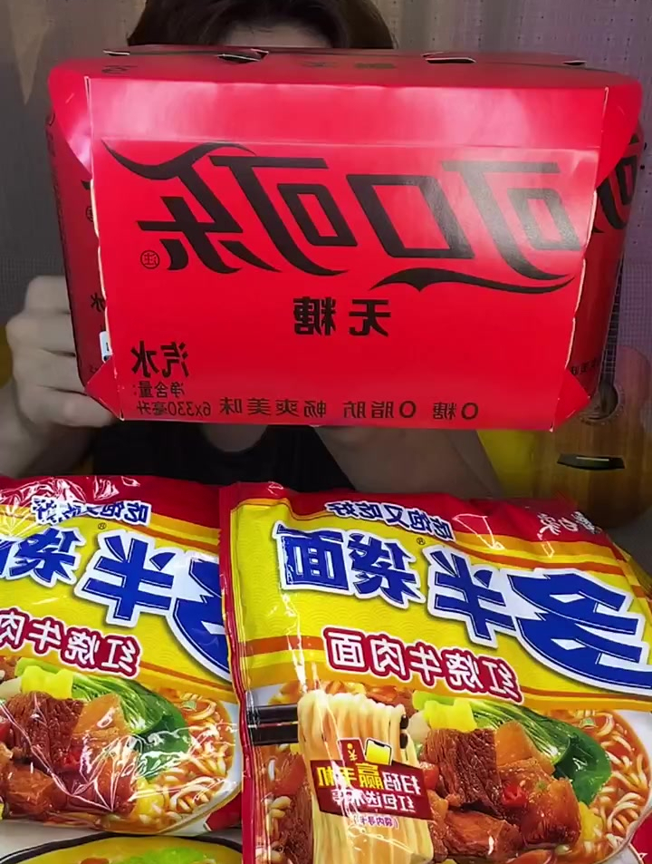 各种味道的白象方便面,再冰镇点可乐,解决宵夜方便又好吃~