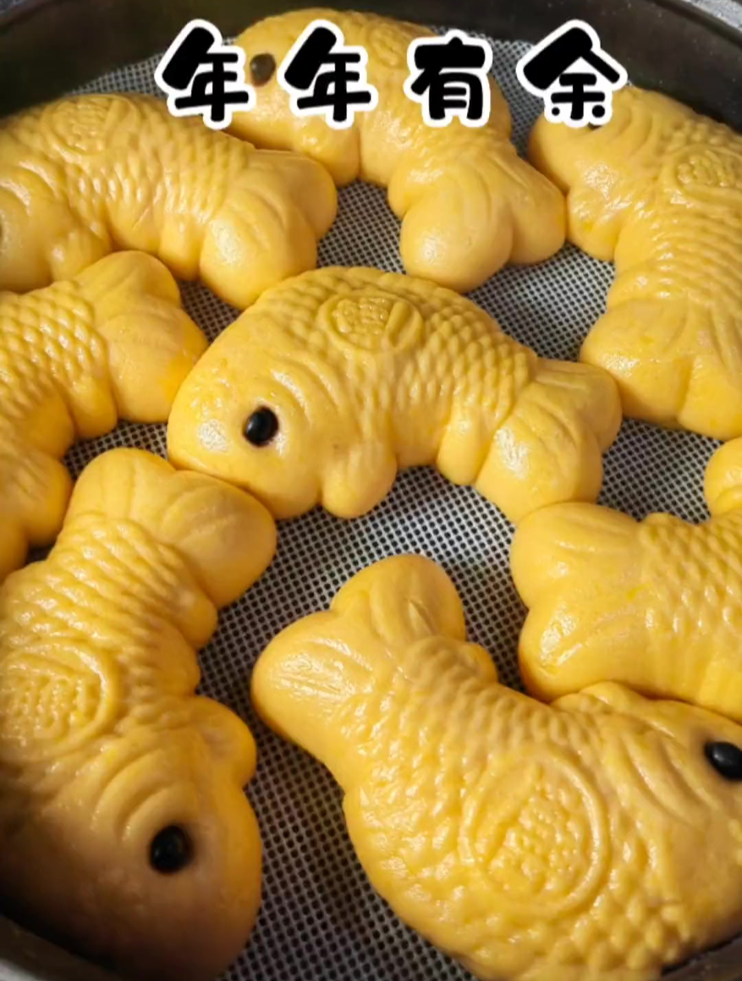 今天蒸了一个小鱼造型的豆沙包