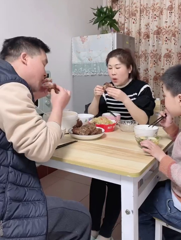 儿子说要吃米饭,晚上炖了大骨头裙带菜西红柿鸡蛋汤土豆丝一家人
