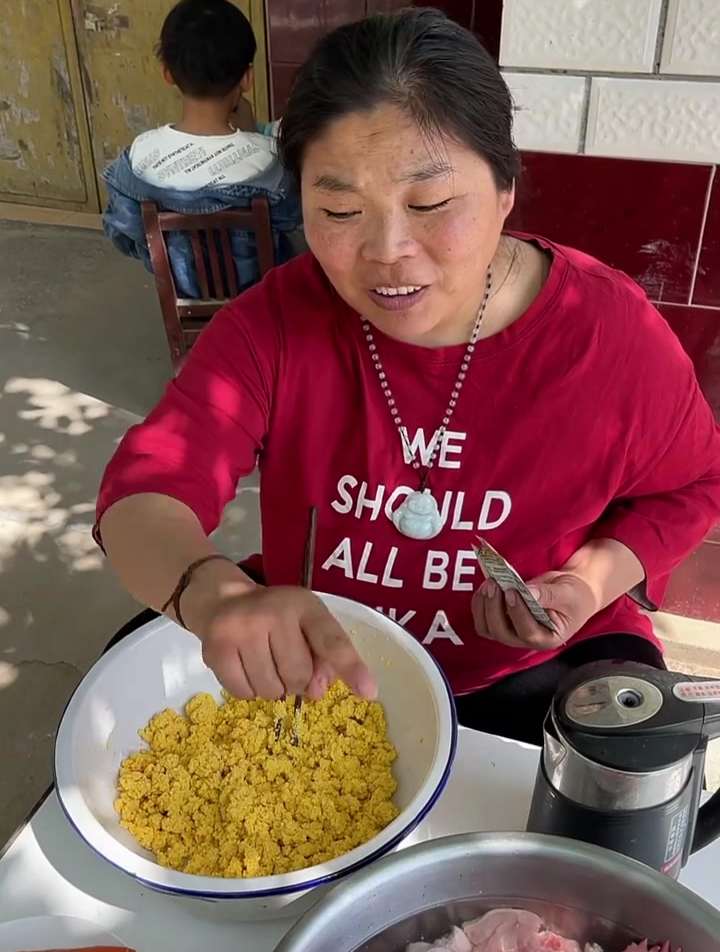 地锅鸡大灶台柴火灶 一家人、一口锅、一顿饭的生活