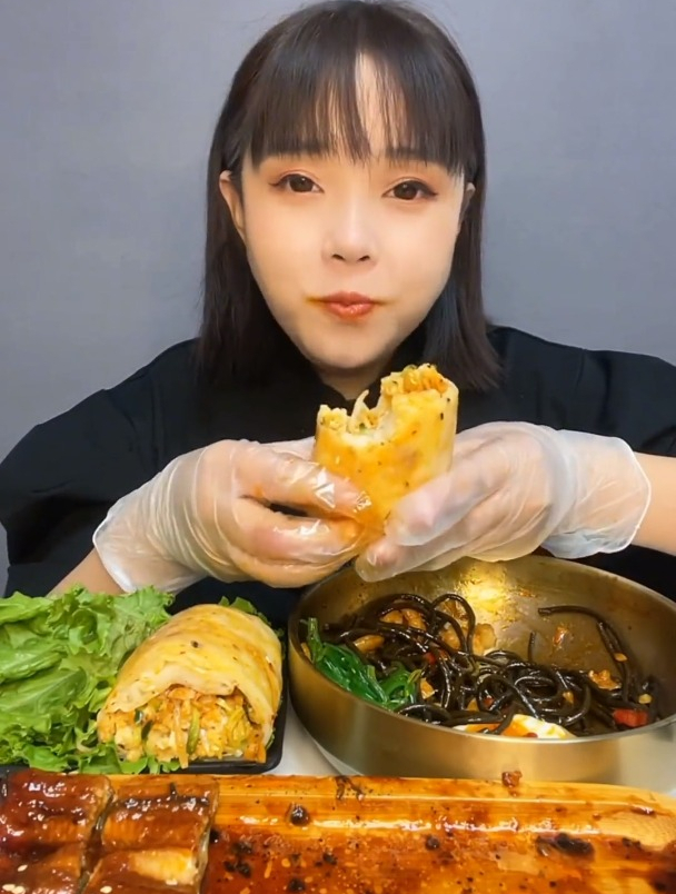 红烧鳗鱼~卷凉皮~墨鱼面