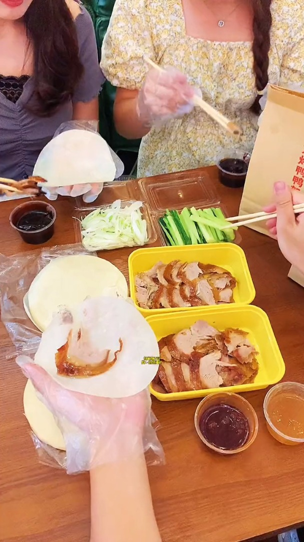 好玩又好吃的北京烤鸭皮酥酥 肉嫩嫩 鸭架啃起来也是超级香香 冲
