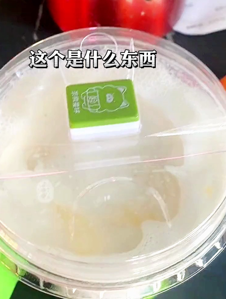 女子买奶茶发现附赠一个麻将,现在的赠品这么有创意的吗?