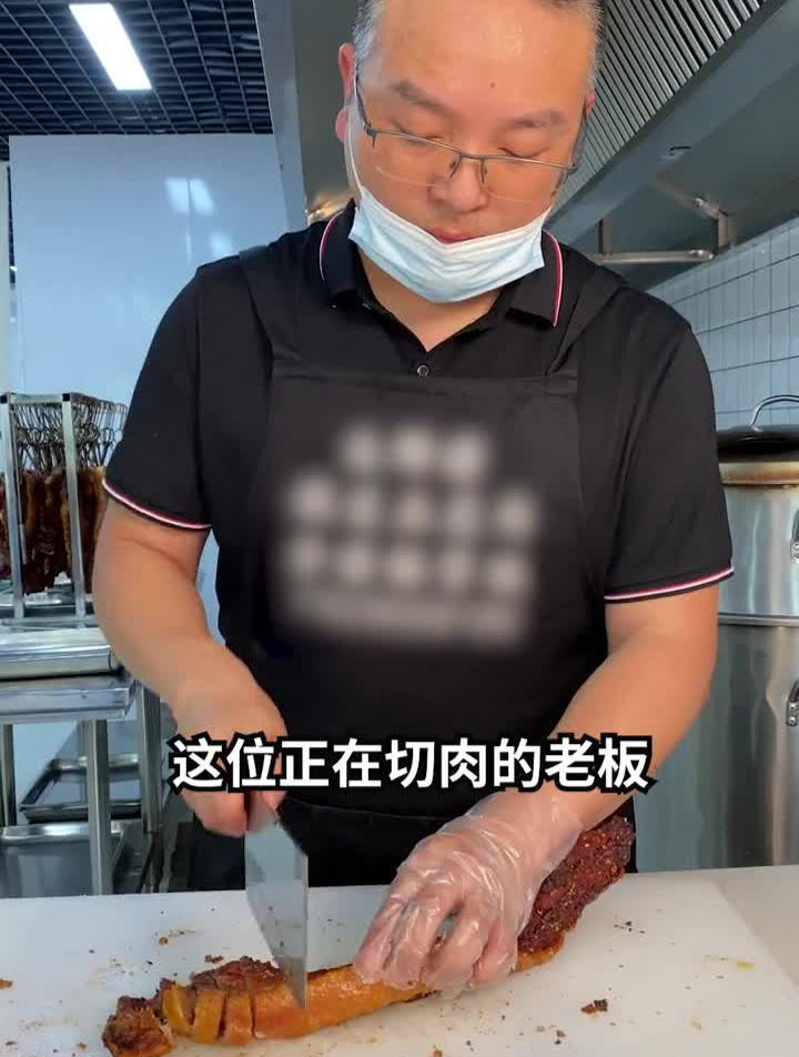 这位正在切肉的老板就是脆皮五花肉的创始人朱师傅脆皮五花肉吃货