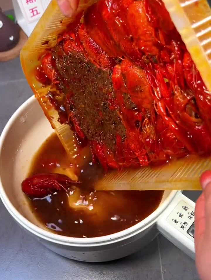 自己在家一边追剧一边吃小龙虾太幸福了!