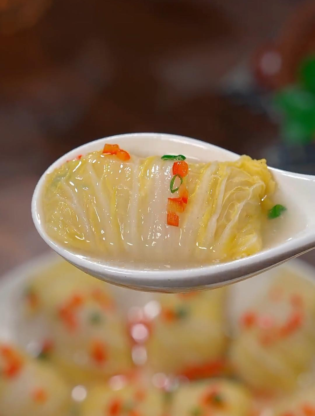 把大白菜放进锅里蒸一蒸,出锅瞬间就是一道经典美食