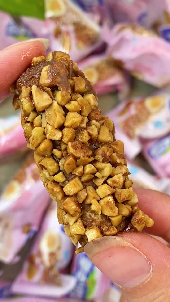 美食推荐官:果仁夹心巧克力棒来了,香香脆脆的,小时候的味道!