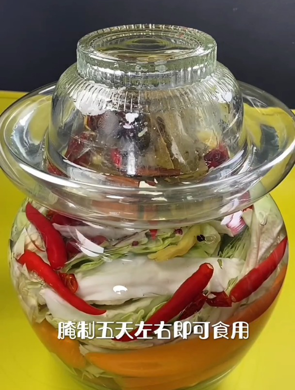 这样做的泡菜发酵时间短,保存时间长,酸脆爽口