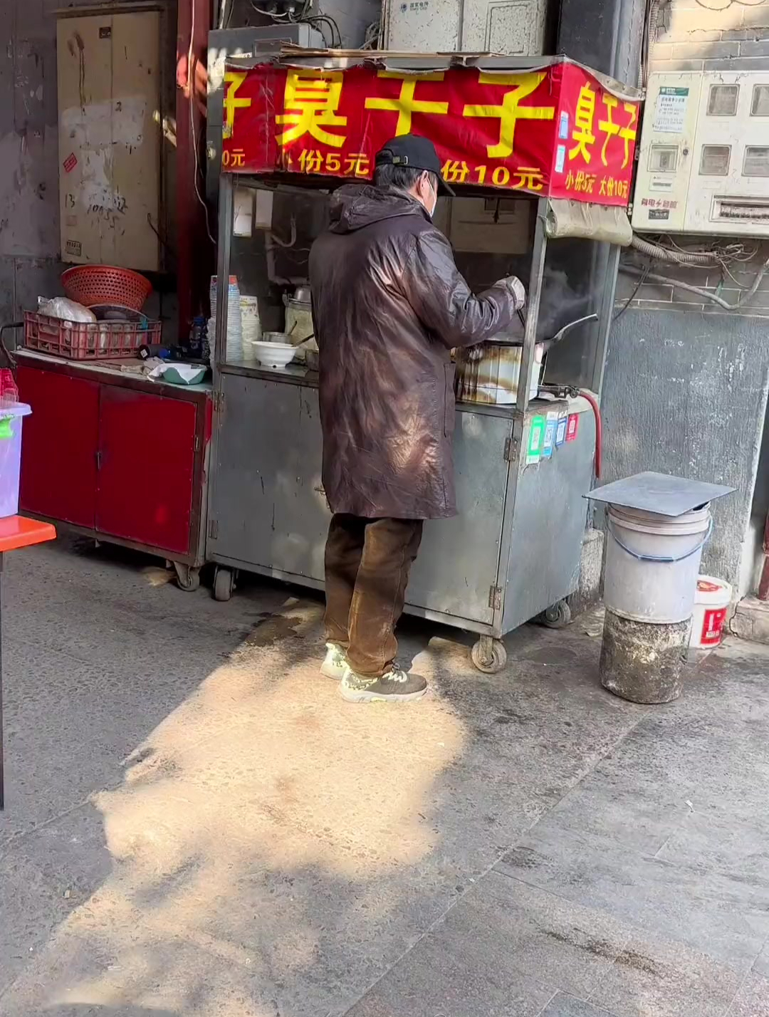 路边摊多年老摊浇汁臭豆腐10块钱一份12个