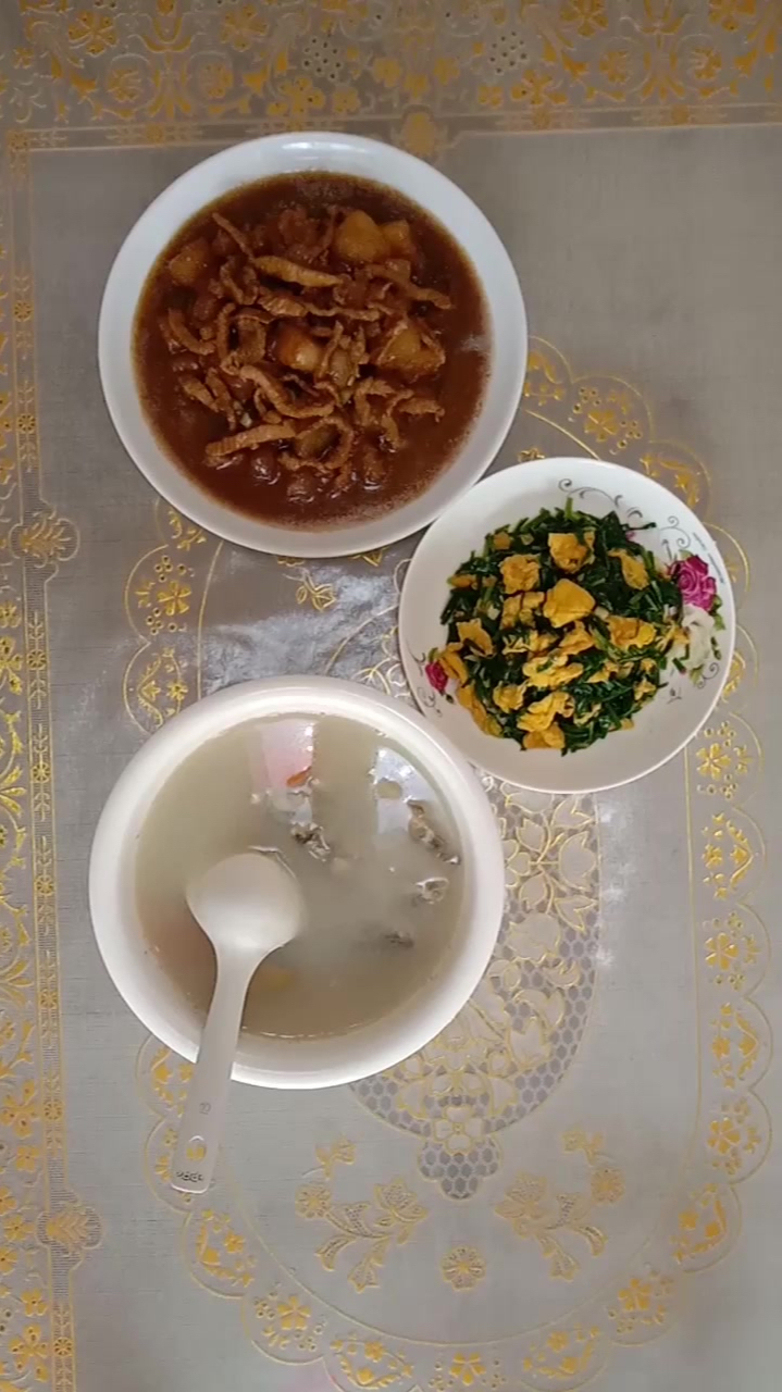 今日想吃肉,瓜少肉太多。韭菜炒鸡蛋,野钓鲫鱼汤