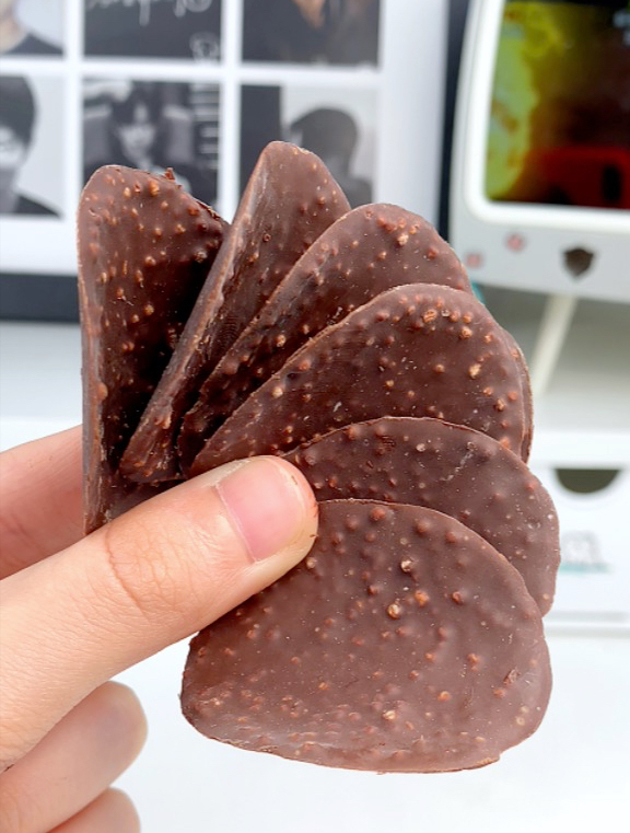 好绝!嘎嘣脆的巧克力!上面还有脆香米!答应我一定要去吃