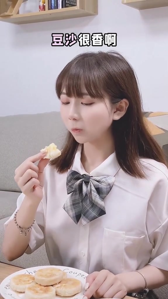 今天来溪尾国兴对面吃这家传统纯手工的绿豆饼,拿来配茶送礼都是不错的选择哦