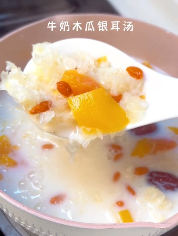 牛奶木瓜银耳汤这样做,甘甜可口,养颜,丰 胸,爱极了