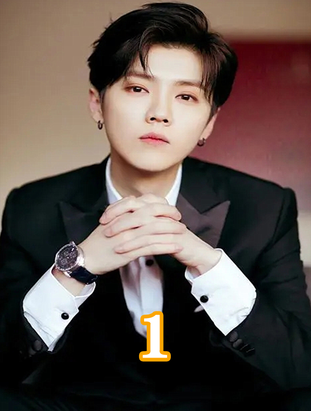 鹿晗扮演山鸡哥,模仿“赌神”出场,遭网友吐槽:气场不够!