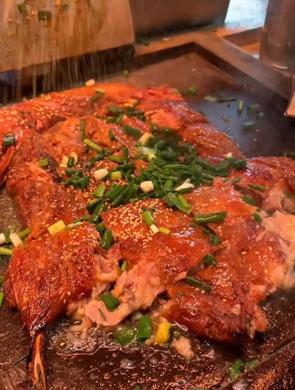 铁板鸭皮脆柔嫩,铁板一压飘香万家