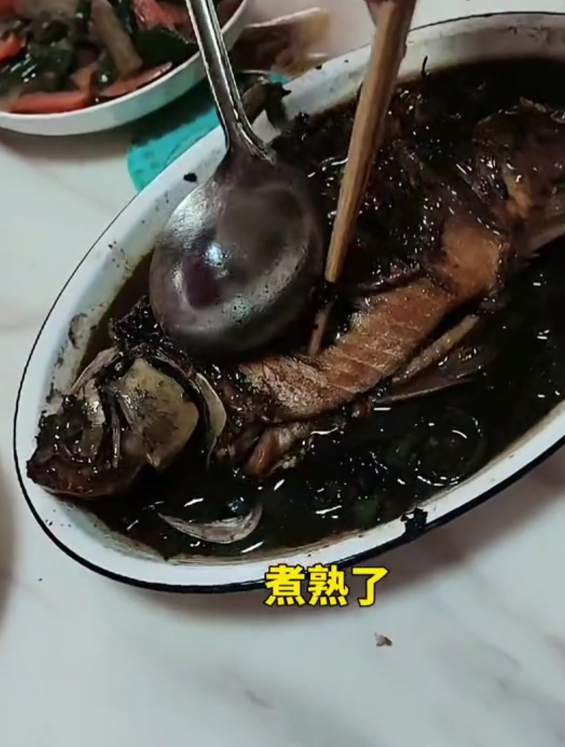 女子买条鱼回家红烧,做熟后竟夹不动戳不烂!