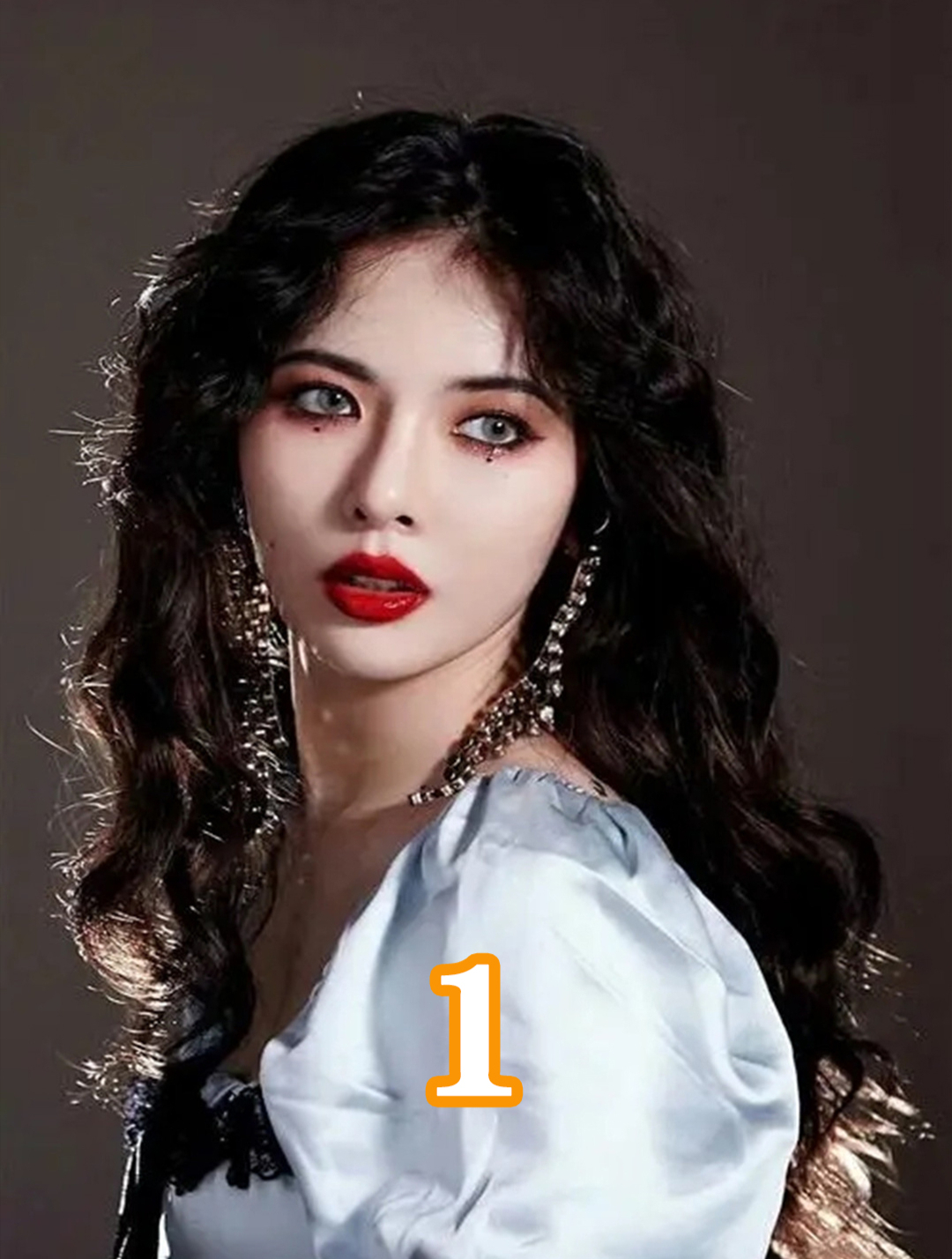 金泫雅舞台上猛然“掀裙子”,震惊全场!遭网友谩骂