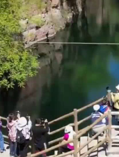 网传景区在男女厕门口:分别挂公鸡母鸡图案,景区回应