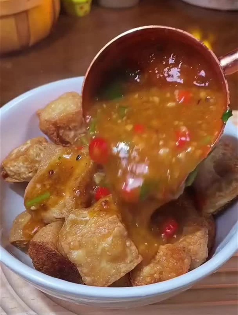 你知道夜市上好吃的浇汁豆腐是怎么做的吗?