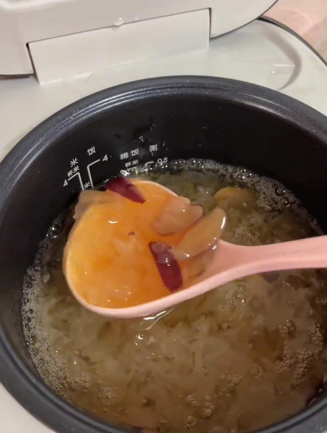 银耳浸泡2小时,剪碎,放电饭煲煮粥键,放到晚上吃更好吃!