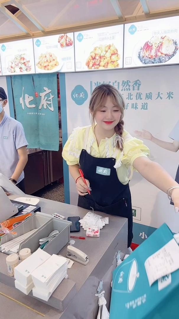 作为二十出头的姑娘,毕业后做起化府小碗菜,比起职场的勾心斗角,喜欢你们叫我老板娘