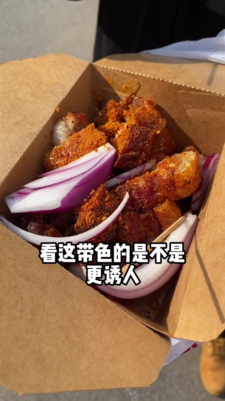 老北京富二代的最爱,脆皮烤五花肉,那酥脆的口感搭配油香的味道真的绝了!