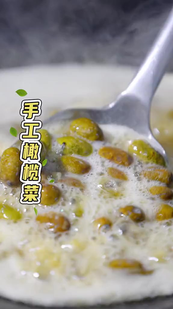 湖边长了一颗野生橄榄树,捡来做橄榄菜吧