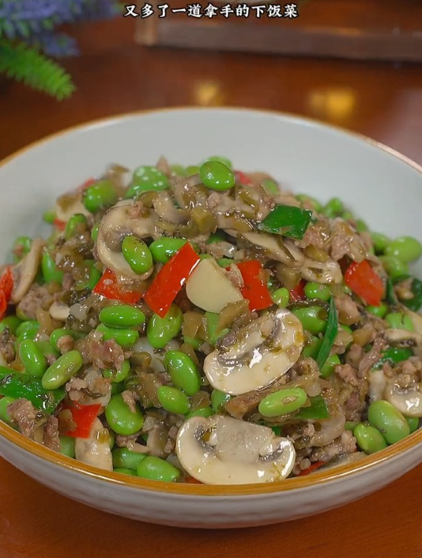 偶尔不知道吃什么的时候,那你就做一道这样的雪菜毛豆