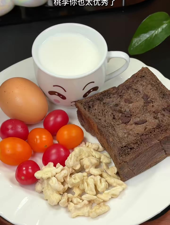 桃李新出的厚厚的巧克力吐司,真是一口惊艳!温润绵软!